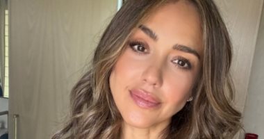 لوك أنثوى ناعم.. إزاى تخلى شعرك مموج على طريقة النجمة جيسيكا ألبا؟