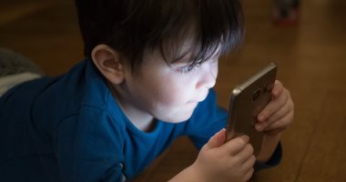 كيف تحول هاتفك إلى وسيلة تعليم وترفيه مفيدة لأطفالك فى رمضان