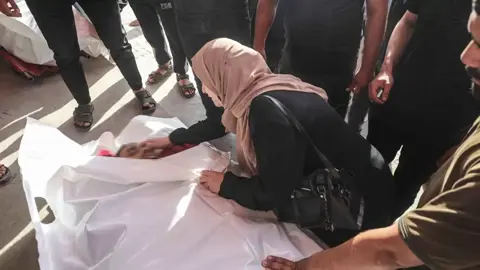 مقتل 10 فلسطينيين وإصابة العشرات في غارات إسرائيلية متزامنة على مدينة غزة