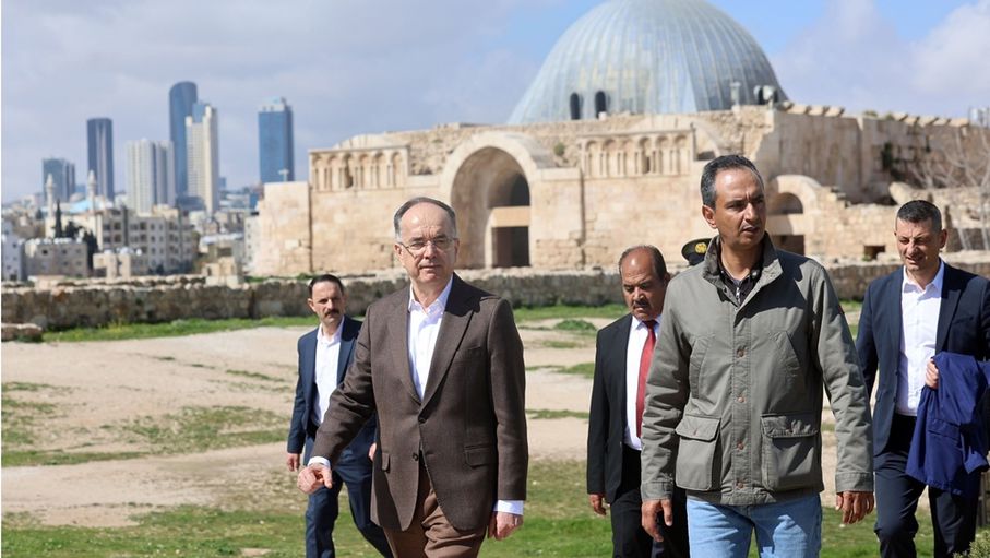 الرئيس الألباني يزور المدرج الروماني وجبل القلعة (صور)