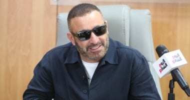 أحمد السقا يكتب عن عادل إمام: أنا من بلد الزعيم.. حكاية صورته الذى منحني إياها وأنا طفل وكتب عليها «يا رب أشوفك نجم».. والأستاذ علمنا أن الفن رسالة والنجاح ليس مجرد وصول بل تظل محبوبًا طوال العمر