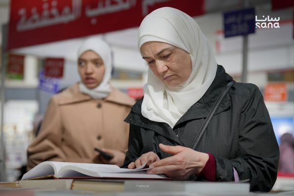 في فضاء معرض دمشق للكتاب.. زوار يبحثون عمّا يغني معارفهم ويلبي شغفهم