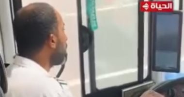 سائق مصري يخطف القلوب بتلاوة مؤثرة أثناء توصيل الحجاج