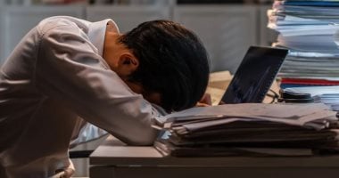 هل النوم بالشراب حرام؟ أمين الفتوى يوضح الحكم الشرعي بقناة الناس