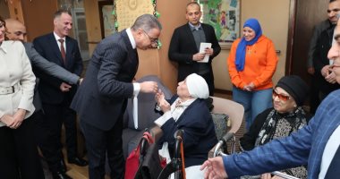 محافظ الجيزة يزور دور الأيتام ورعاية المسنين بالعجوزة لتهنئتهم بالعيد