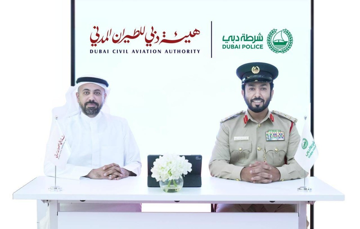 شرطة دبي وهيئة دبي للطيران المدني توقعان مذكرة تفاهم لتنظيم أنشطة القفز المظلي وتعزيز السلامة الجوية