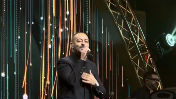 بـ"نيو لوك" خطف الأنظار، تامر عاشور يتألق في حفل أبو ظبي ويقدم باقة من أقوى أغانيه (فيديو)