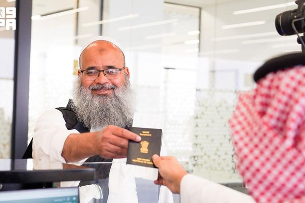 جوازات مطار الملك خالد تنهي إجراءات مغادرة ضيوف الرحمن