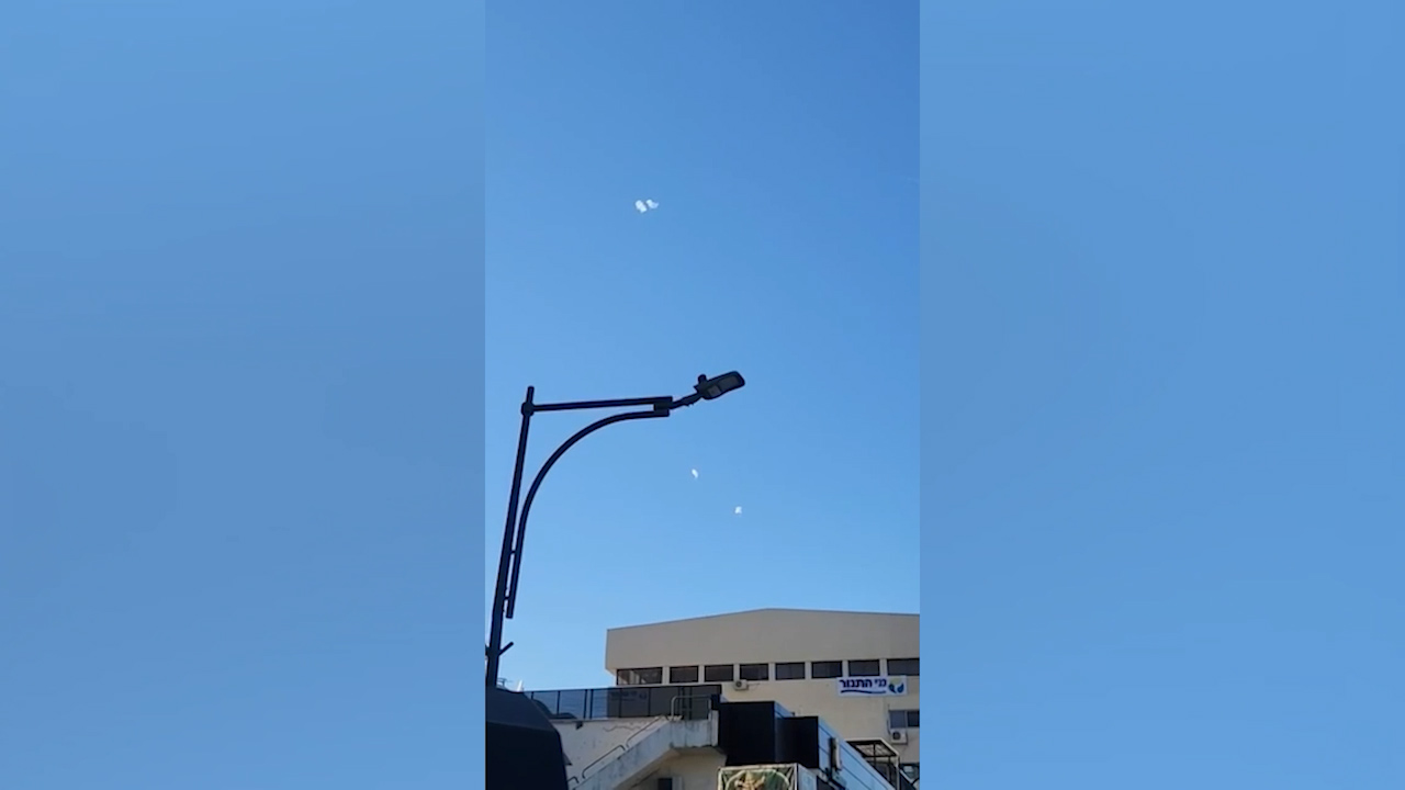 الصحفي الإسرائيلي عميت سيغال يسخر من وقف إطلاق النار بعد اعتراضات في سماء كريات شمونة