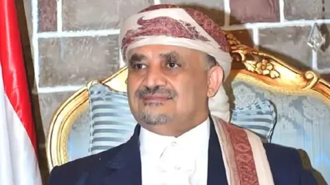 الحوثيون يطوقون منزل حمير الأحمر في صنعاء ويمنعون زيارته