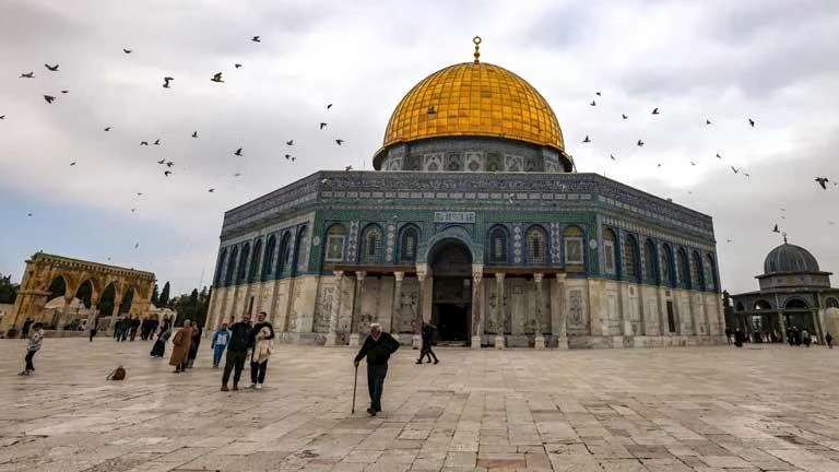 المستوطنون يواصلون اقتحاماتهم لباحات المسجد الأقصى