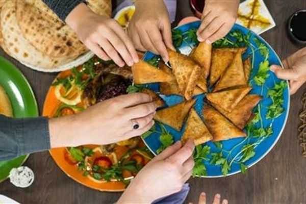 أخطاء شائعة أثناء الإفطار خلال رمضان.. أطباء يحذرون من الإفراط في الطعام