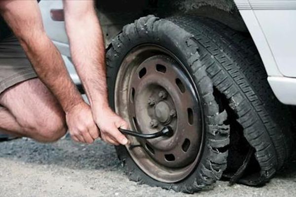 انفجار إطار السيارة على الطريق السريع.. 7 نصائح مهمة للحفاظ على سلامتك