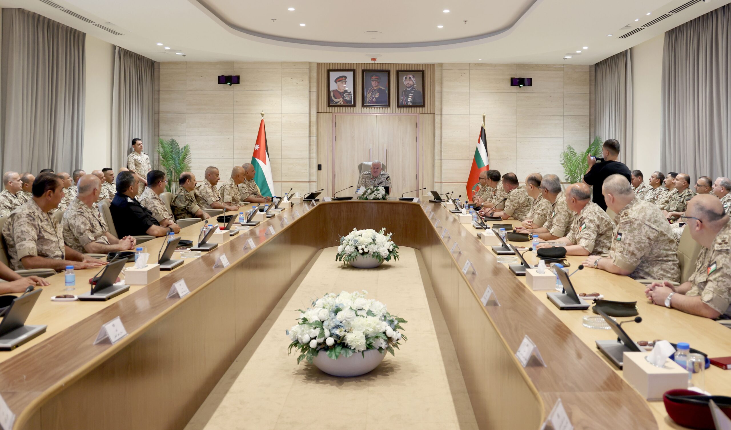 الحنيطي يلتقي كبار ضباط القوات المسلحة ويؤكد أهمية المحافظة على أعلى درجات الجاهزية العملياتية