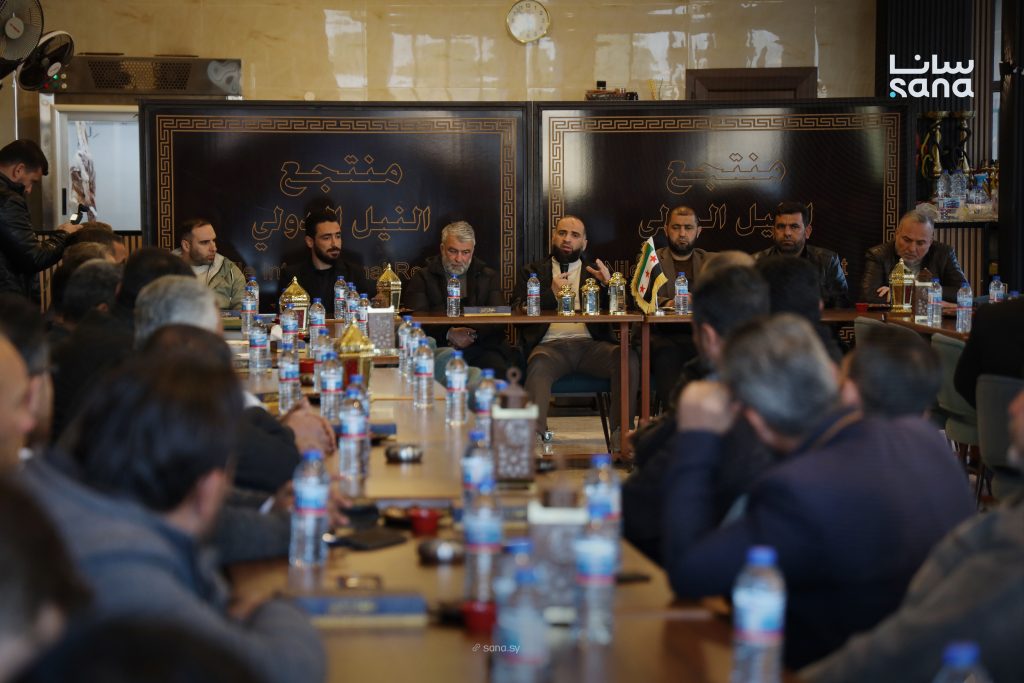 جلسة حوارية في معرة النعمان لبحث التحديات الخدمية واحتياجات الأهالي