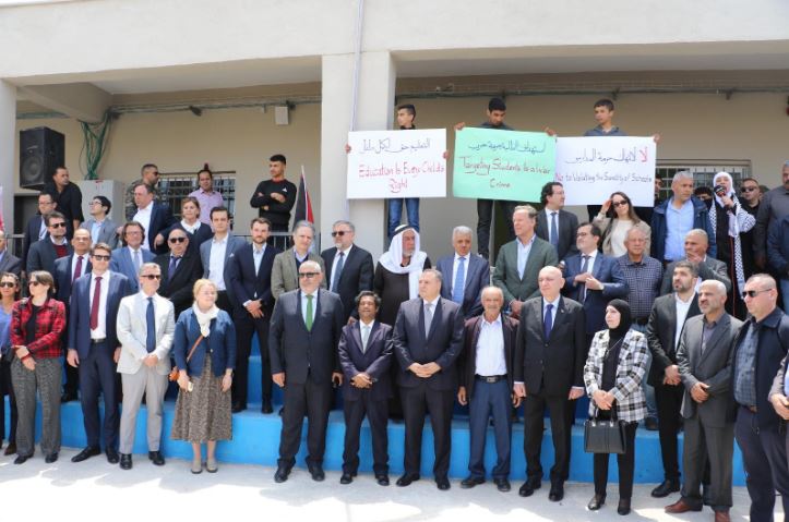 دبلوماسيون يشاركون في جولة دعم لطلبة مدرسة ذكور المغير في ظل اعتداءات الاحتلال