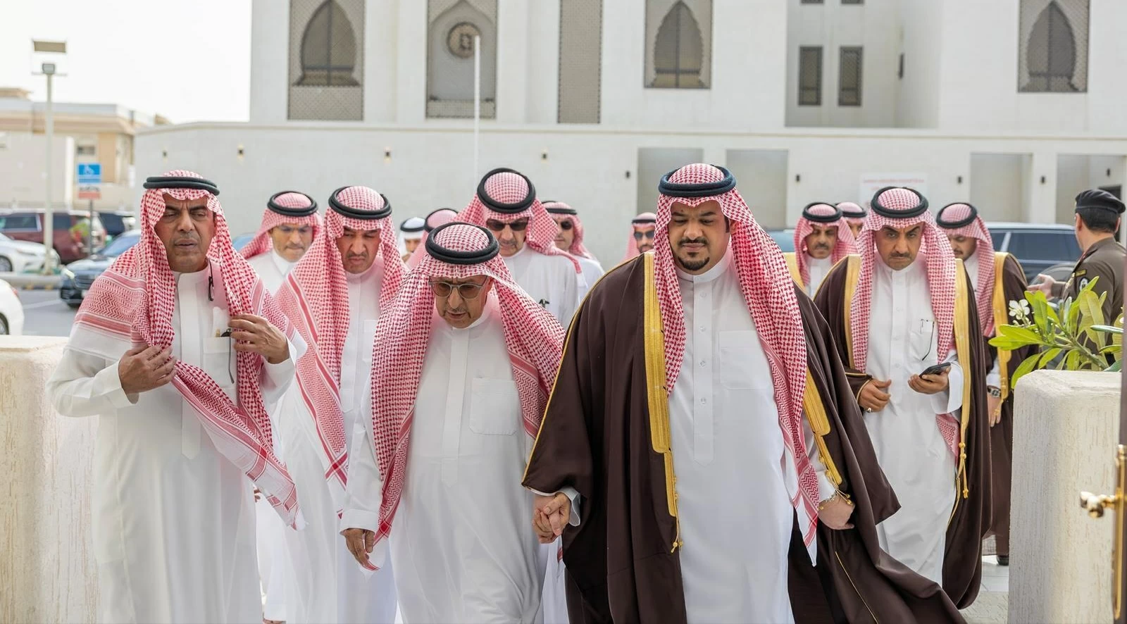 نائب أمير الرياض يؤدي الصلاة على حمد الجميح