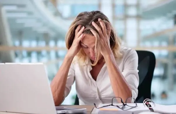 صداع نهاية يوم العمل.. اليكم السبب وراء آلامكم المستمرة