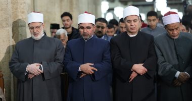 آلاف المصلين يحيون التراويح بالقراءات المتواترة في رحاب الجامع الأزهر