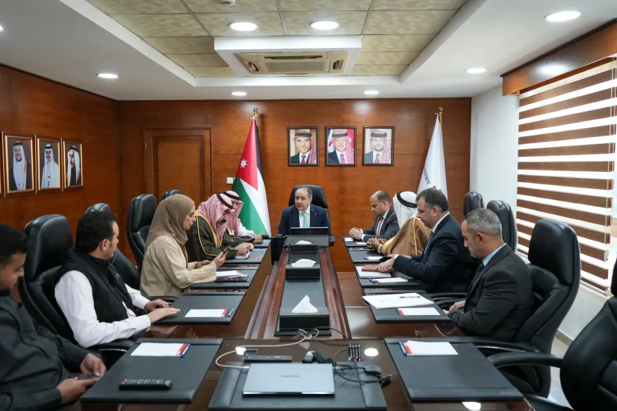 وزير الاستثمار يبحث مع أعيان ونواب البادية الجنوبية مشاريع تنموية تلامس حياة المواطنين وتلبي احتياجاتهم.