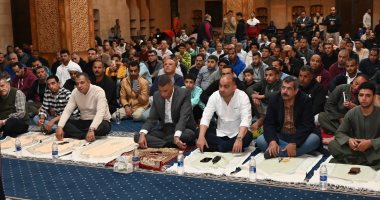 محافظ جنوب سيناء يؤدى صلاة التراويح بمسجد الصحابة ويتفقد المركز الثقافي الإسلامي