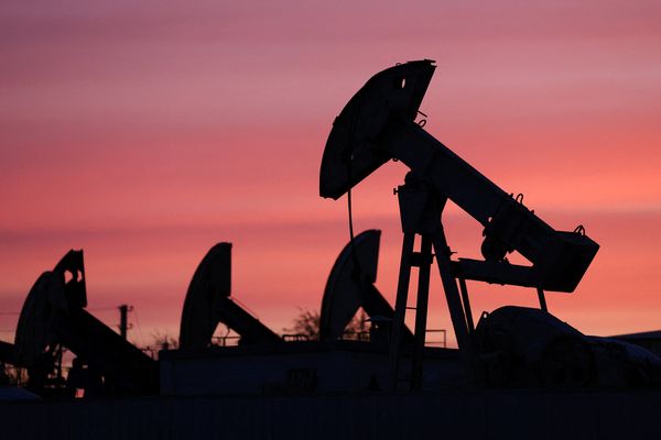 النفط يرتفع مع ترقب التطورات في الشرق الأوسط