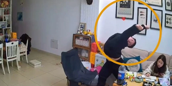 نهاية صادمة لـ 300 دقيقة دراسة.. مراهق يفقد الوعي بسبب حركة استرخاء مفاجئة