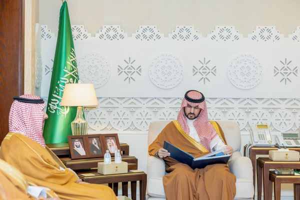 نائب أمير المنطقة الشرقية يتسلّم التقرير السنوي لهيئة تطوير المنطقة لعام 2025م