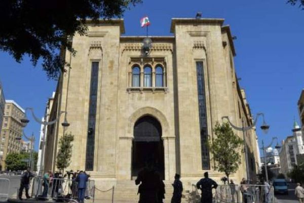 البرلمان اللبناني: مصنع تعويضات فاخر في بلدٍ يبحث عن حليب للأطفال