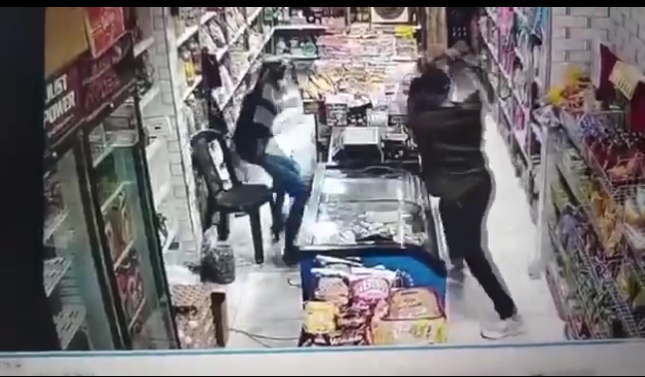 بمطرقة خشبية وإطلاق نار.. اغتيال شاب داخل محله في إدلب(فيديو)