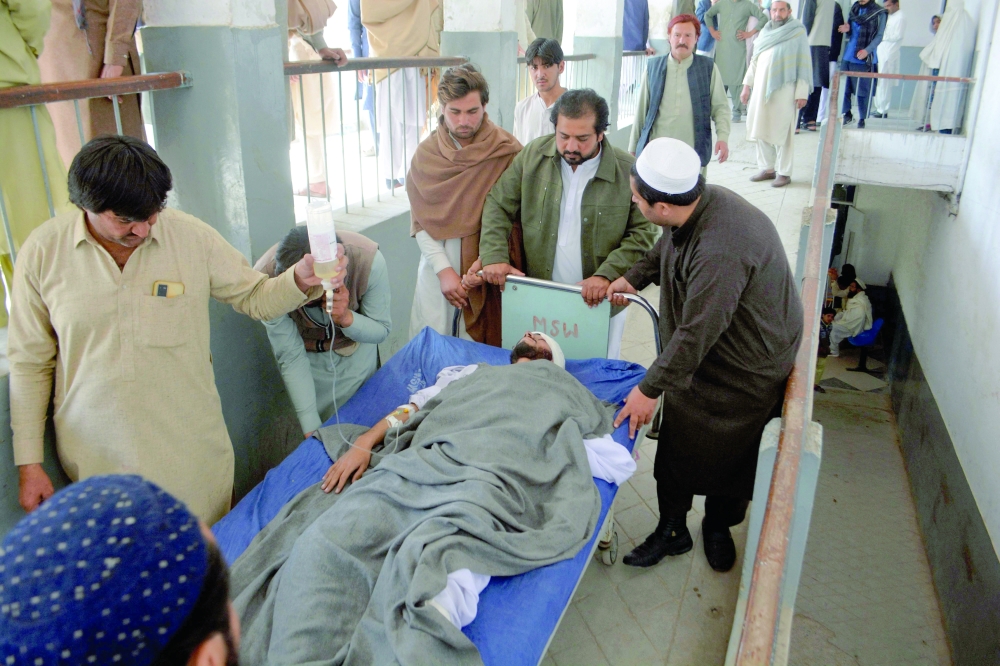 17 قتيلا في تفجيرين واشتباك في شمال غرب باكستان