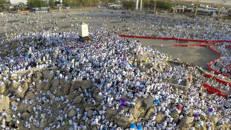 يوم الخُليف".. مؤنسات الحرم يحيين عادة متوارثة منذ قرون