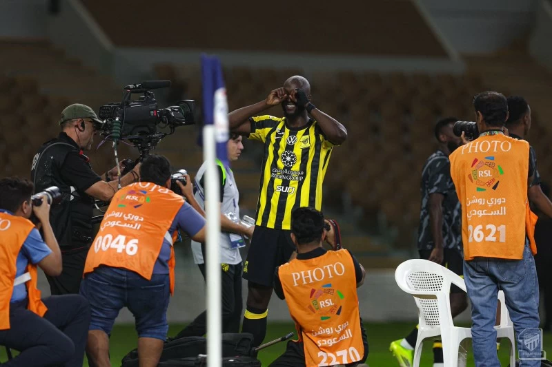 بيريرا يقود الاتحاد لتجاوز الخليج