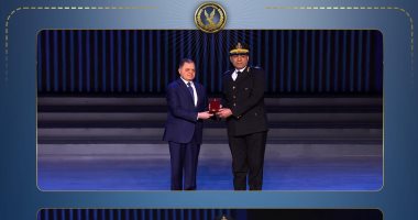 فى ليلة الوفاء لأهل العطاء.. وزير الداخلية يقلد أبطال الشرطة وأسر الشهداء أوسمة الشرف.. عهد جديد بتقديم خدمات أمنية متطورة.. اللواء محمود توفيق يكافئ المتميزين: تضحيات الشهداء الصخرة التى يتحطم عليها 