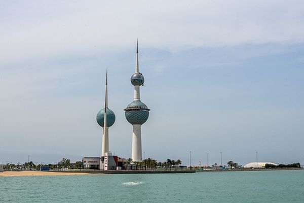 6 إصابات جراء سقوط شظايا على منطقة سكنية في الكويت