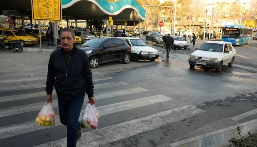 تضخم واحتجاجات وانهيار العملة.. الاقتصاد الإيراني في أسوأ مراحله