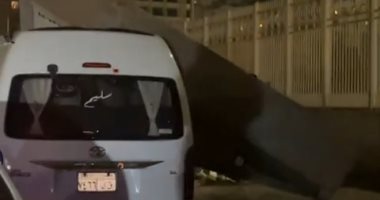 ​بسبب سوء الأحوال الجوية.. سقوط لوحة إعلانية بالمعادى وتحطم سيارة أسفلها