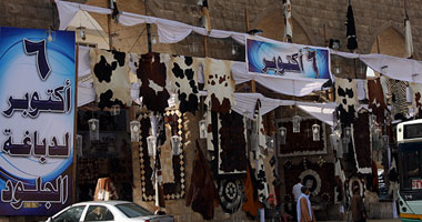 الجلود بعد الأضحية.. حكاية حرفة قديمة بين الدباغة والصناعة