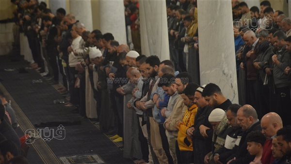 ثالث ليالي رمضان، المئات يؤدون صلاة العشاء والتراويح في مسجد عمرو بن العاص (صور)