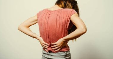 هل يمكن علاج انحناء العمود الفقرى مع التقدم بالعمر