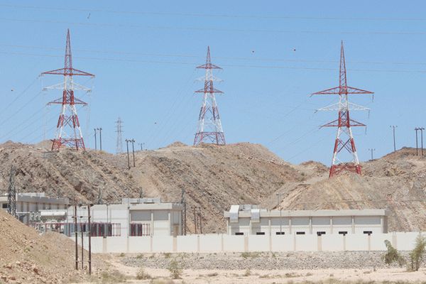 جهودٌ حثيثةٌ لتحويل أعمدة الكهرباء الواقعة في بطون الأودية