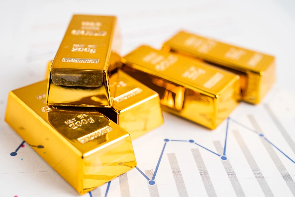 الذهب يستعيد بريقه ويرتفع 2.7 % بعد اتفاق إيران