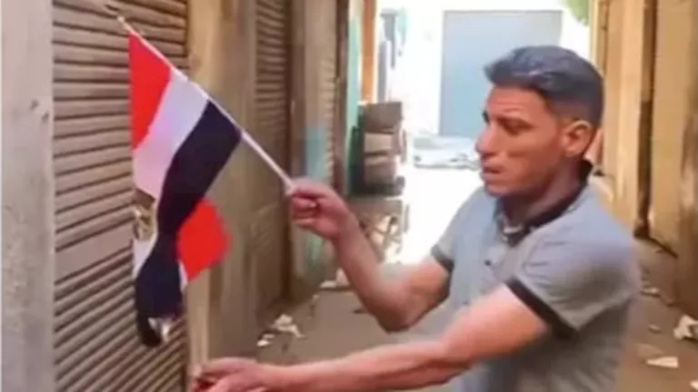 تفاصيل فيديو لشاب يحرق علم مصر في الشارع