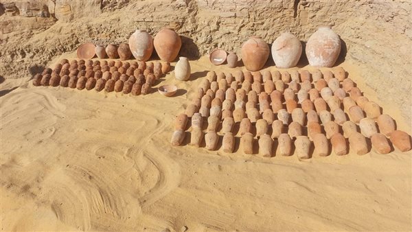 الكشف عن مجموعة من المقابر الصخرية بقبة الهواء بأسوان (صور)