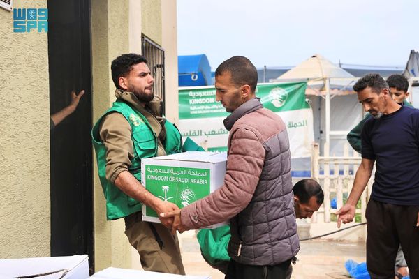 «سلمان للإغاثة» يوزّع (3,716) سلة غذائية في مدينتي دير البلح وخان يونس