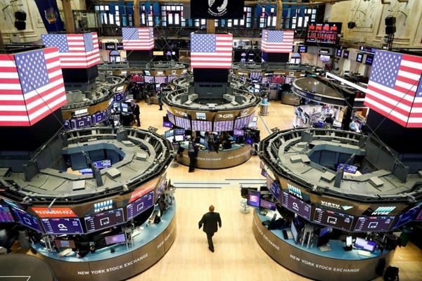 الإعلانُ عن فرض رسوم 100% على واردات الدّول التي تفرض ضرائب على الشّركات التكنولوجيّة الأمريكيّة