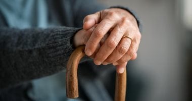 الإهمال فى رعاية المسن يعرضك للحبس والغرامة