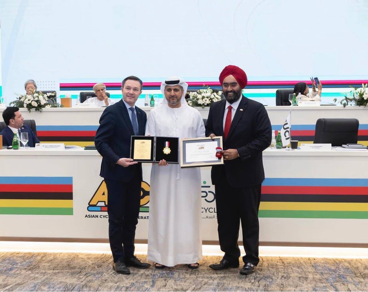 الاتحاد الآسيوي يكرم منصور بوعصيبة تقديراً لجهوده في تطوير الدراجات الإماراتية