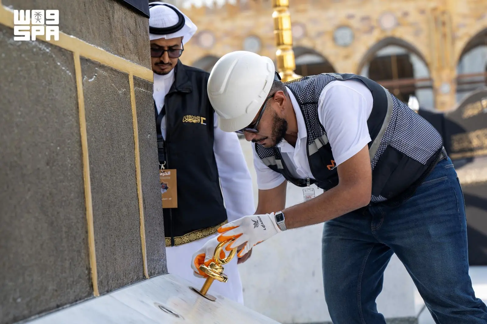 أنامل سعودية تحيك المشهد الأخير لرحلة كسوة الكعبة قبل اعتلائها البيت العتيق