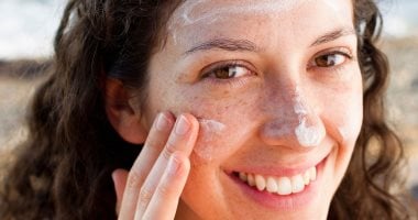 لماذا تكتسب البشرة لونًا داكنًا رغم استخدام واقى الشمس؟